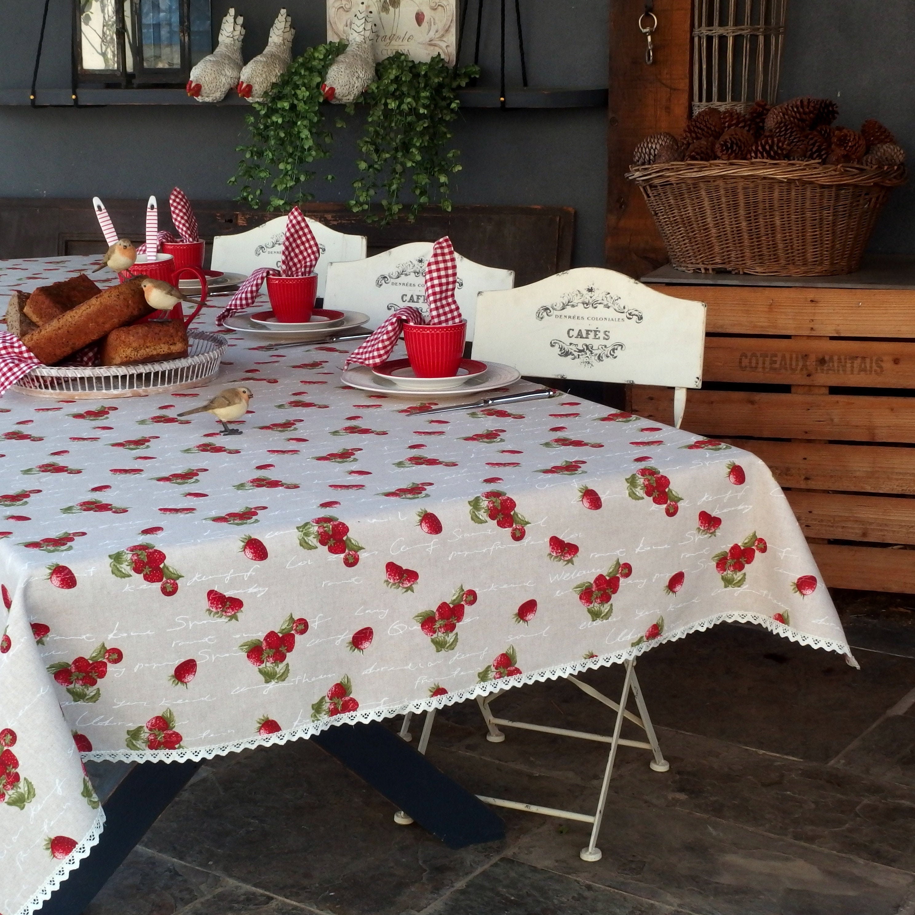 Nappe avec Fraises et Texte Dans Un Mélange de Polyester Coton d'aspect Lin, Fabriqué à La Main Une 