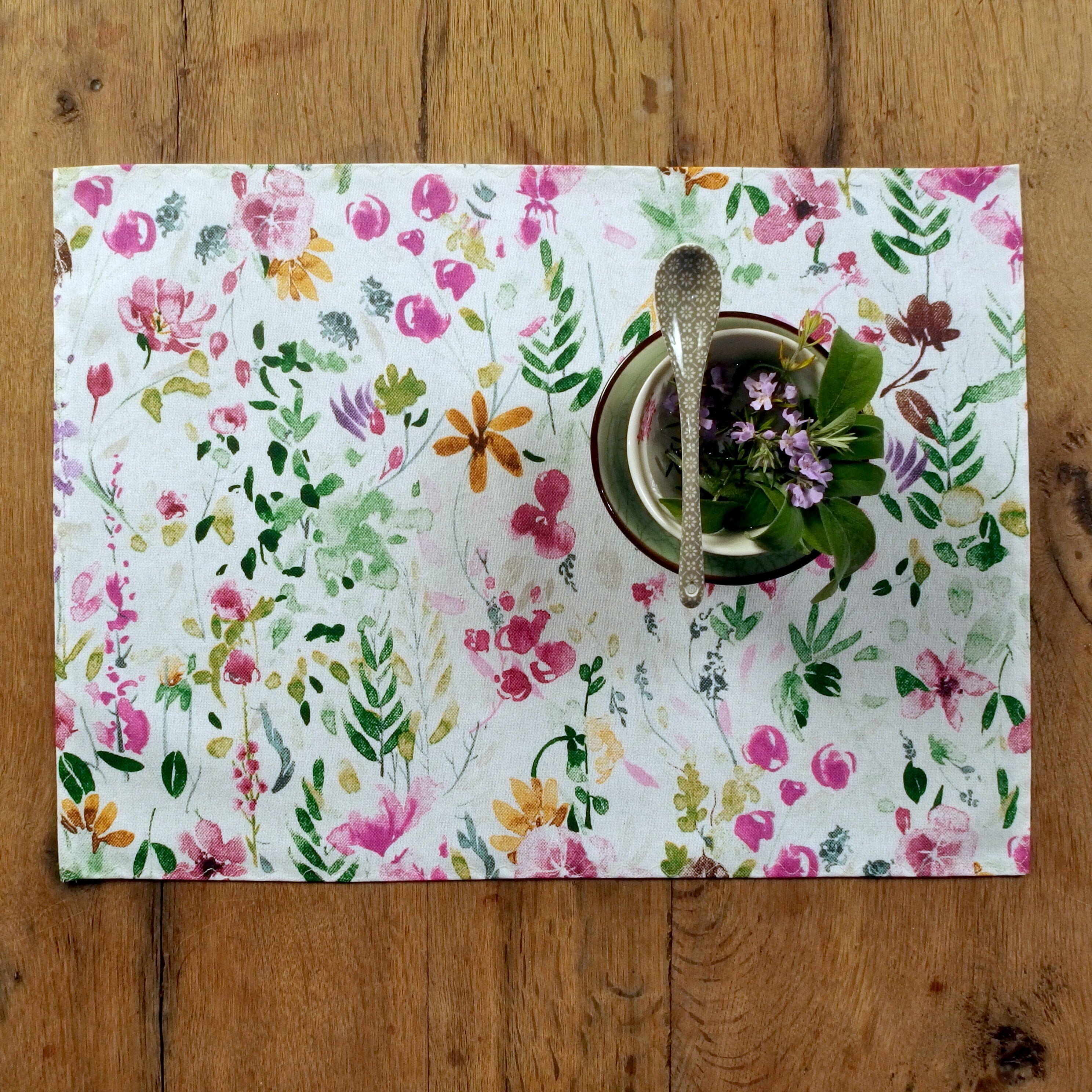 Ensemble de Deux Napperons Enduits avec Des Fleurs Dans Un Mélange Polyester Coton Qui Est Facile à 