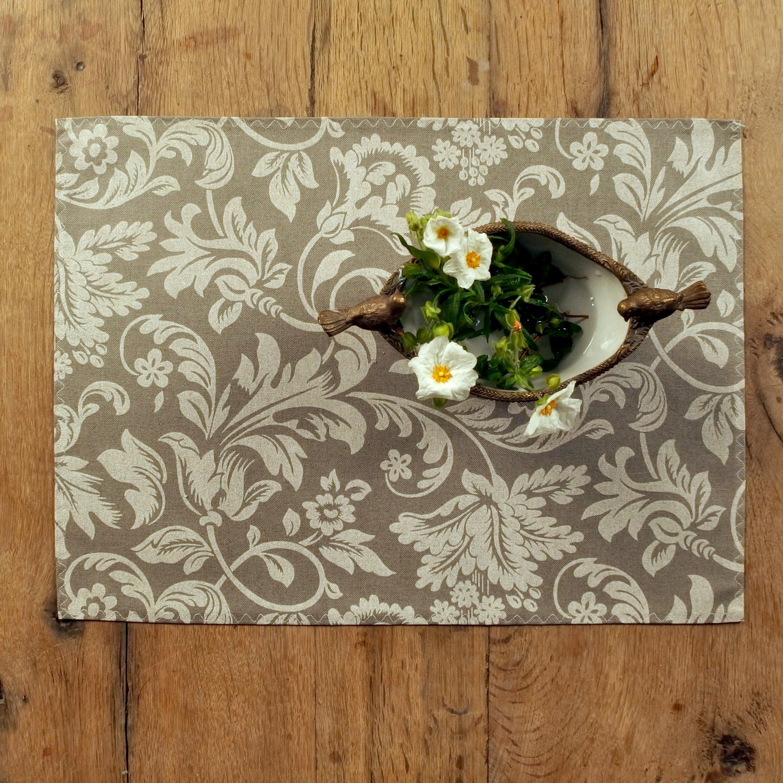 Ensemble de Deux Napperons Enduits avec Un Motif Français Classique Dans Mélange Polyester Coton Qui