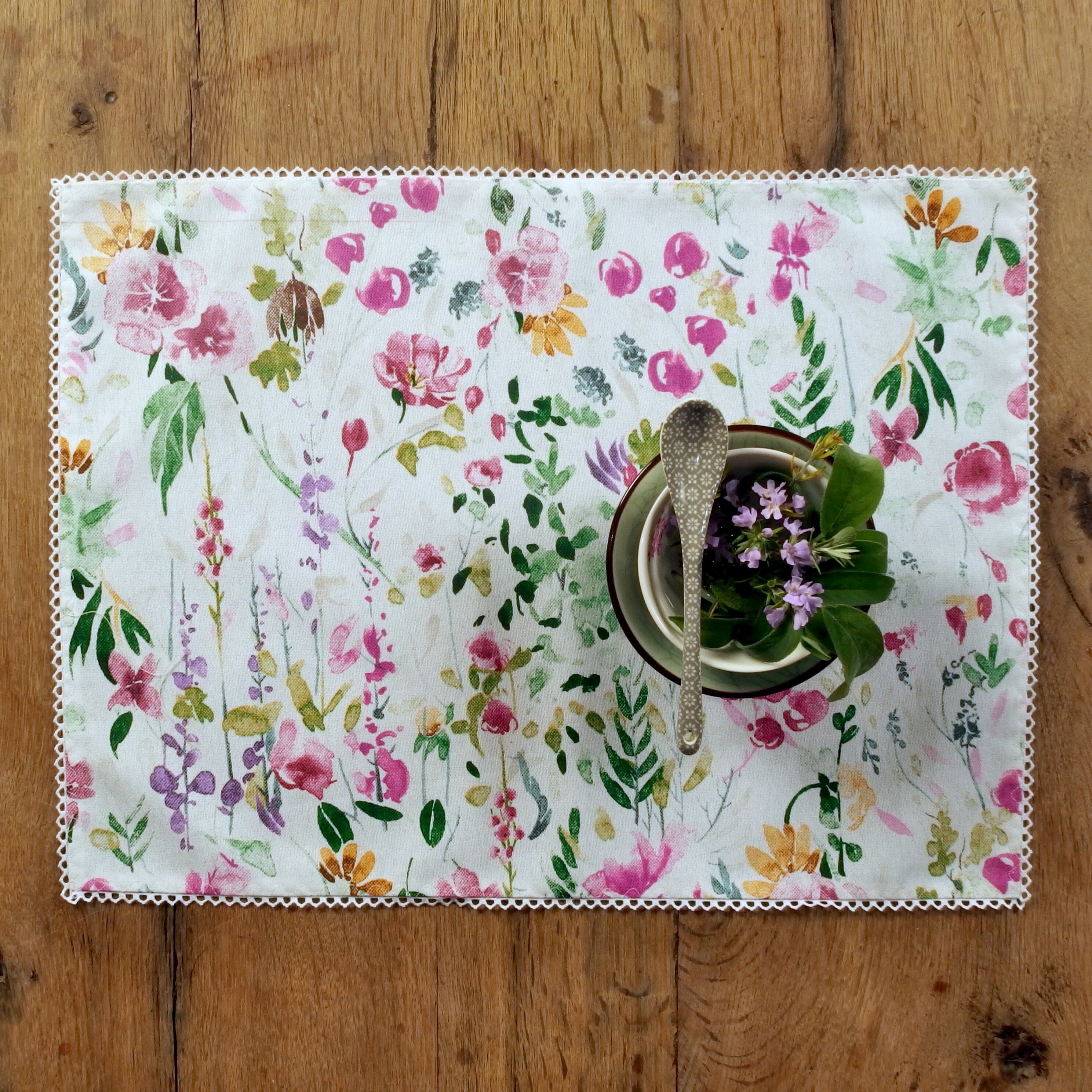 Ensemble de Deux Napperons Enduits avec Des Fleurs Dans Un Mélange Polyester Coton Qui Est Facile à 