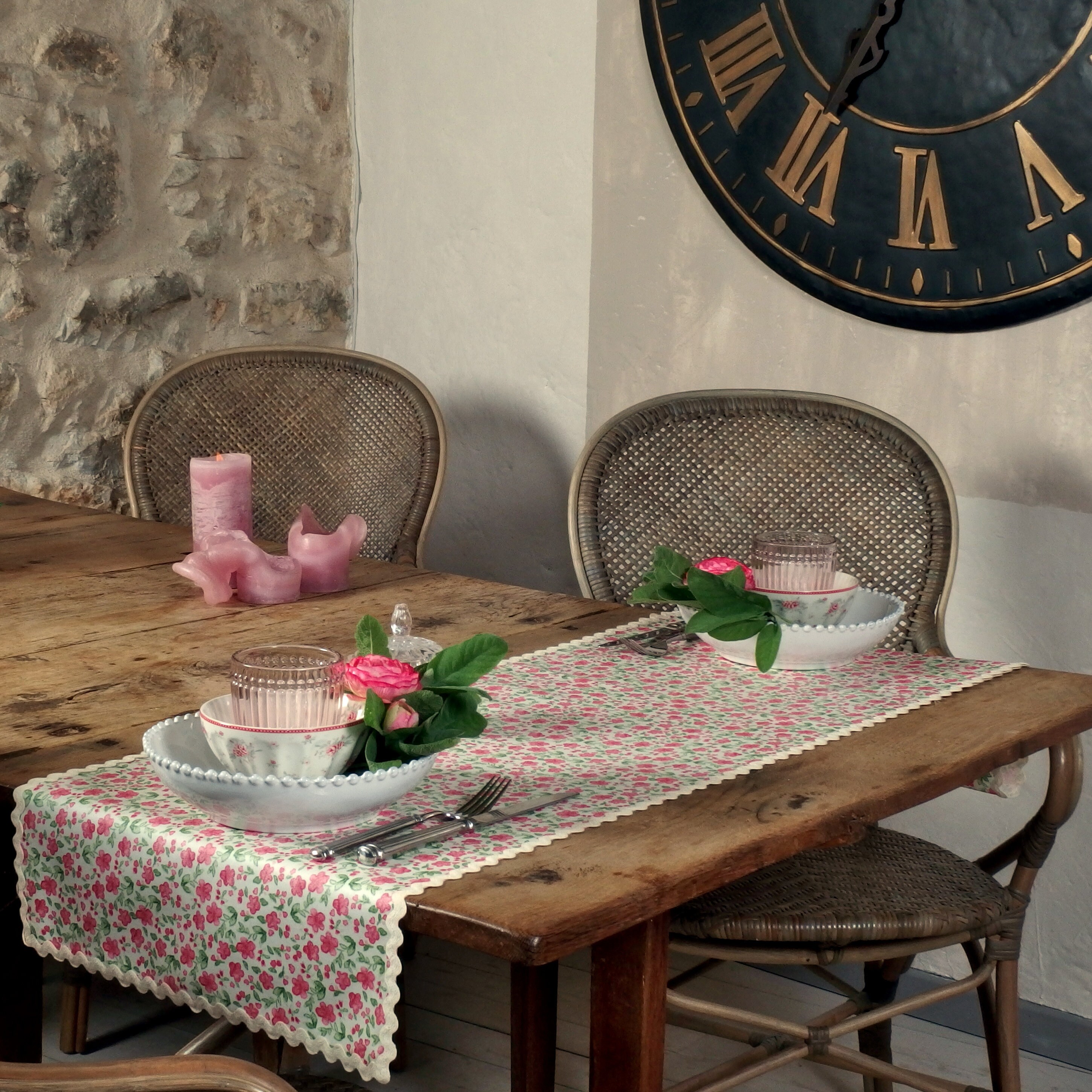 Cour de Table Enduit avec Des Fleurs Roses Dans Un Tissu Mélange Polyester Coton Qui Est Facile à Es