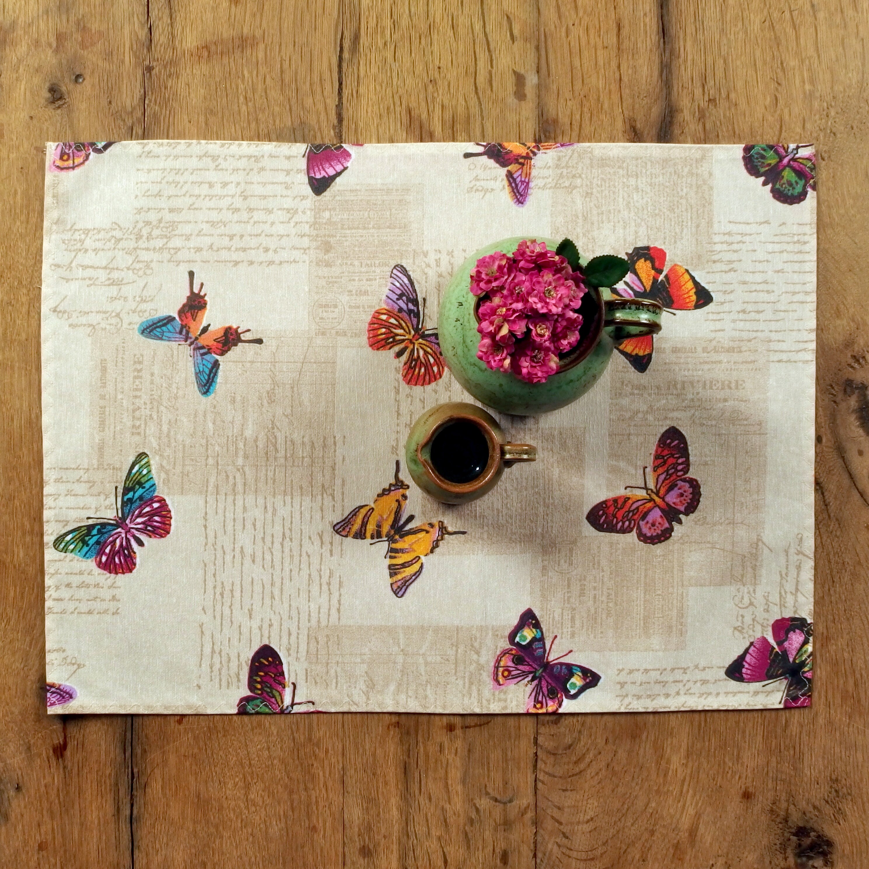 Ensemble de Deux Napperons Enduits avec Des Papillons Dans Un Mélange Polyester Coton Qui Est Facile