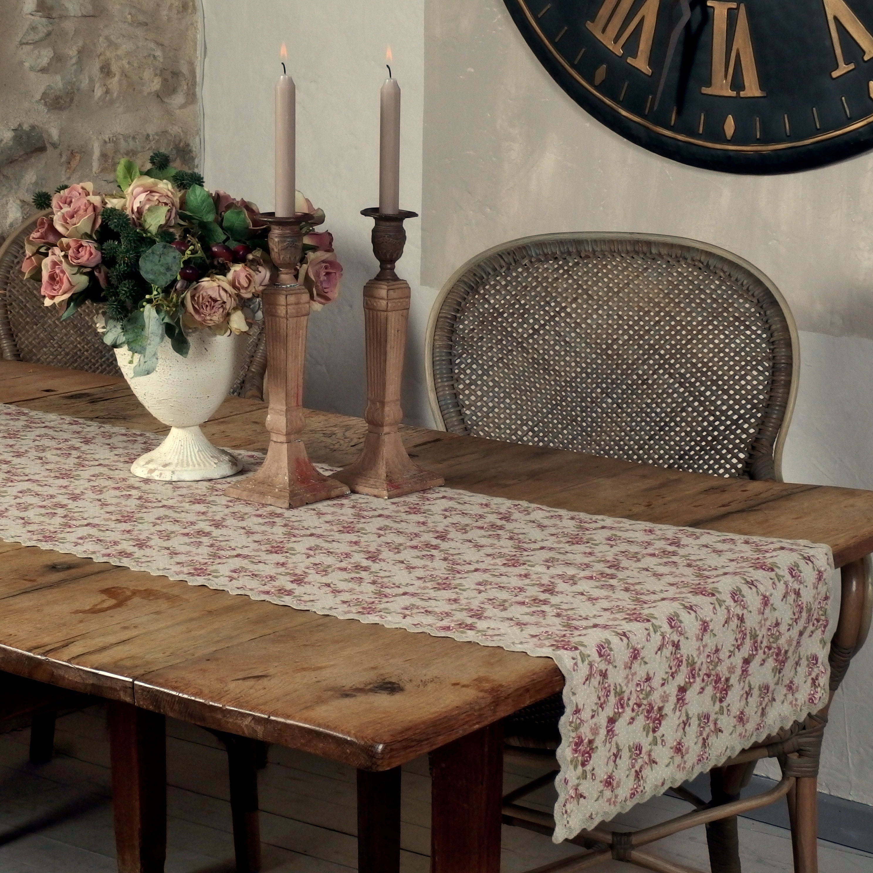 Cour de Table Enduit avec Des Roses Rouges et Points Dans Un Tissu Mélange Polyester Coton Qui Est F