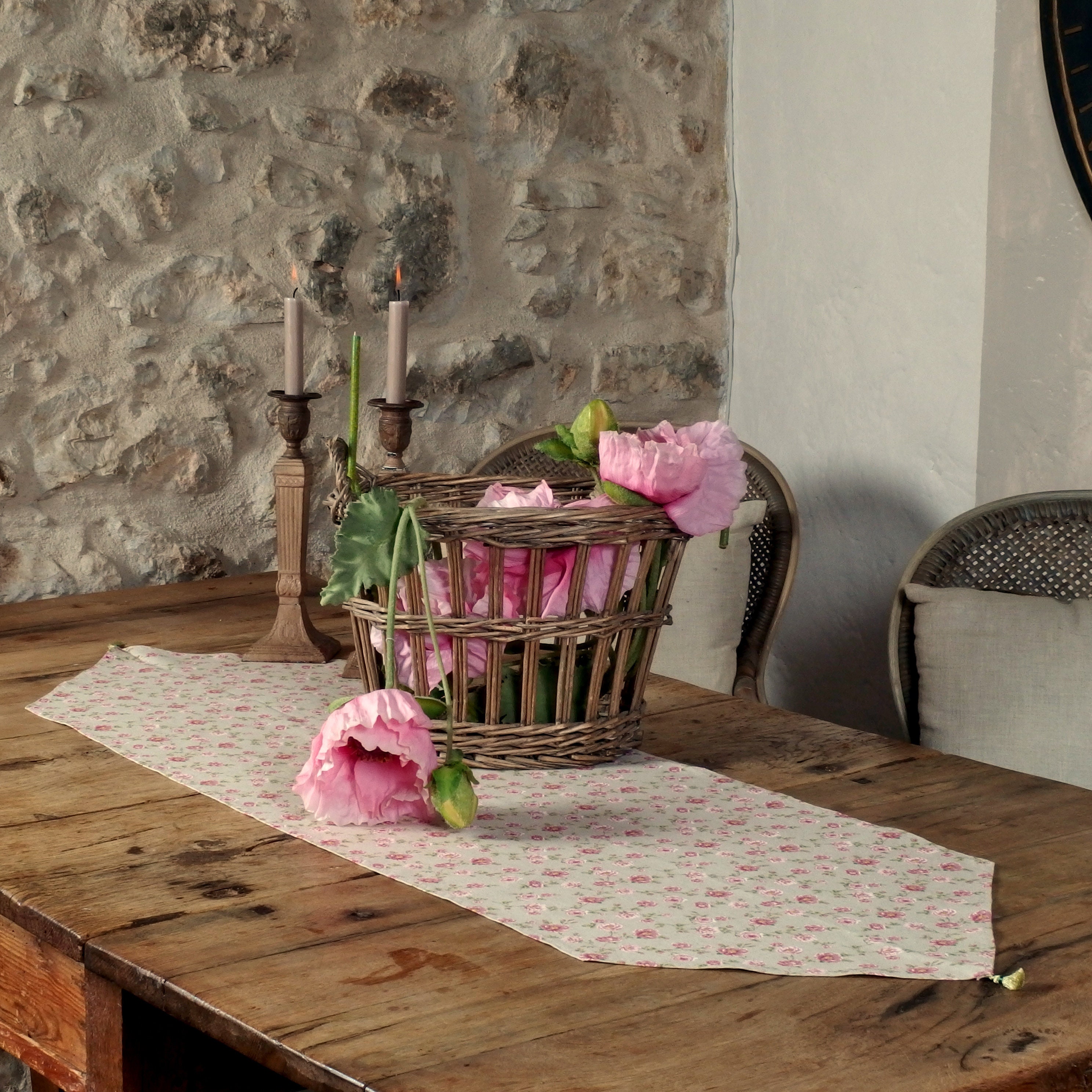 Cour de Table avec Petites Roses Grimpantes Dans Un Tissu Mélange Polyester Coton Lin-Regard, Fabriq