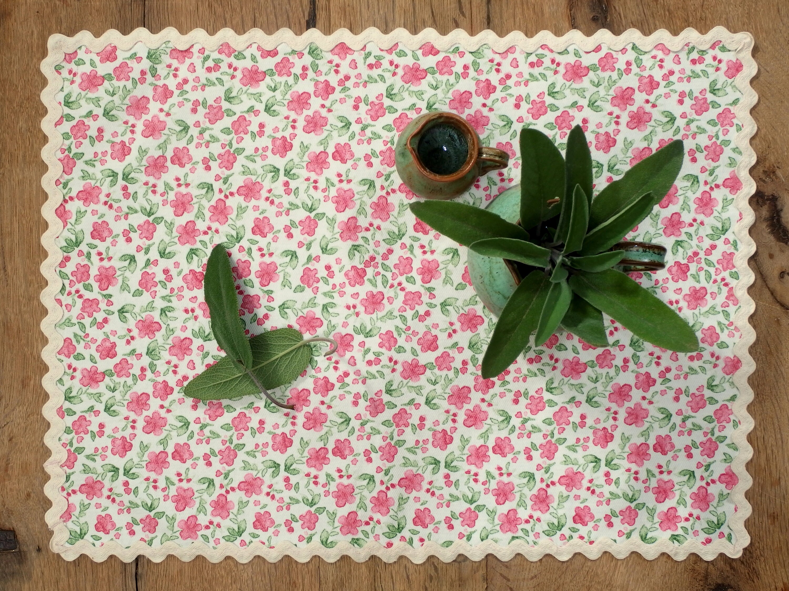 Ensemble de Deux Napperons Enduits avec Des Fleurs Roses Dans Un Mélange Polyester Coton Qui Est Fac