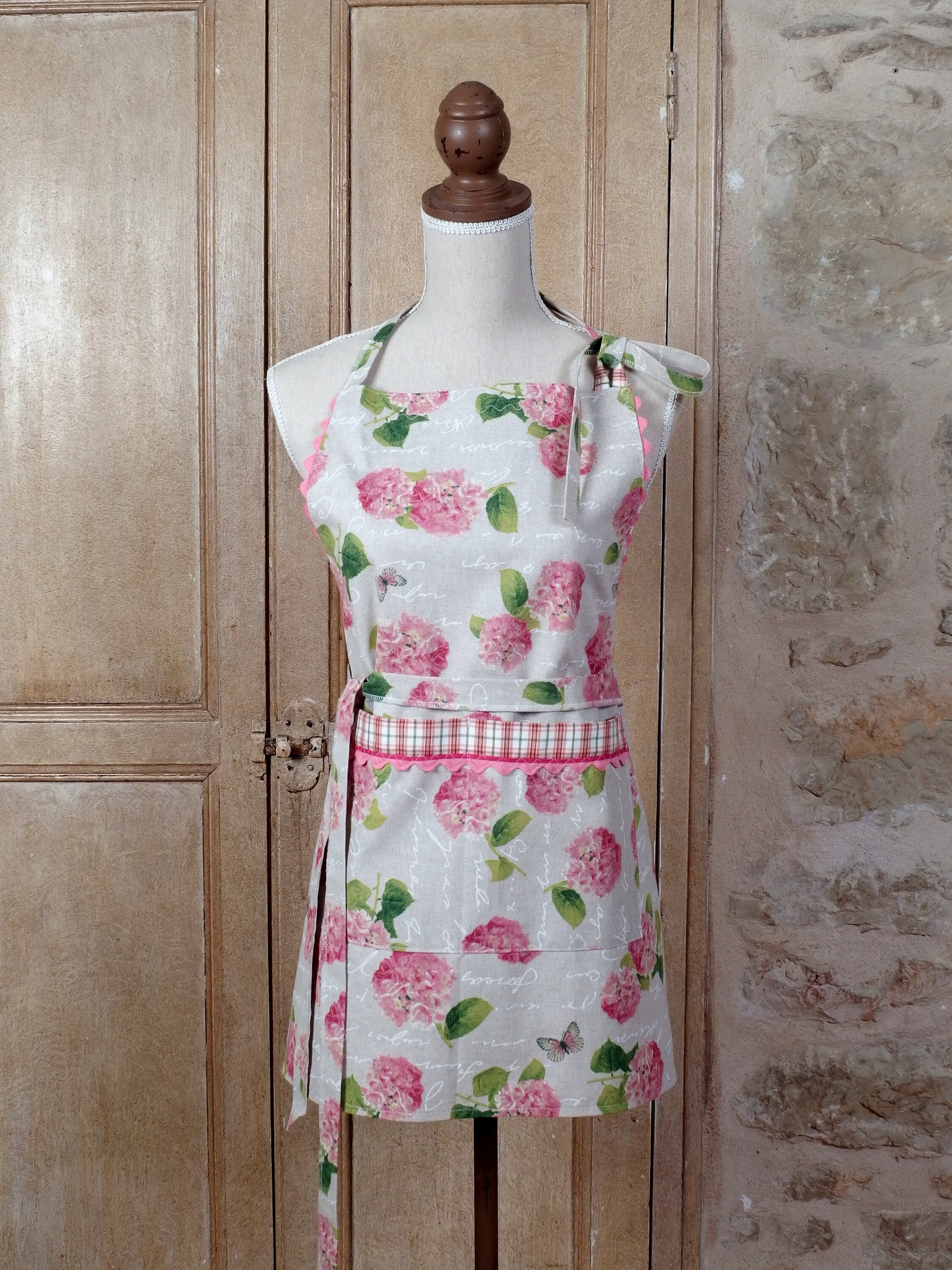 Tablier Pour Femmes avec Poche. Mélange Coton/Polyester. Fleur de Rose Hortensia sur Le Regard Lin D