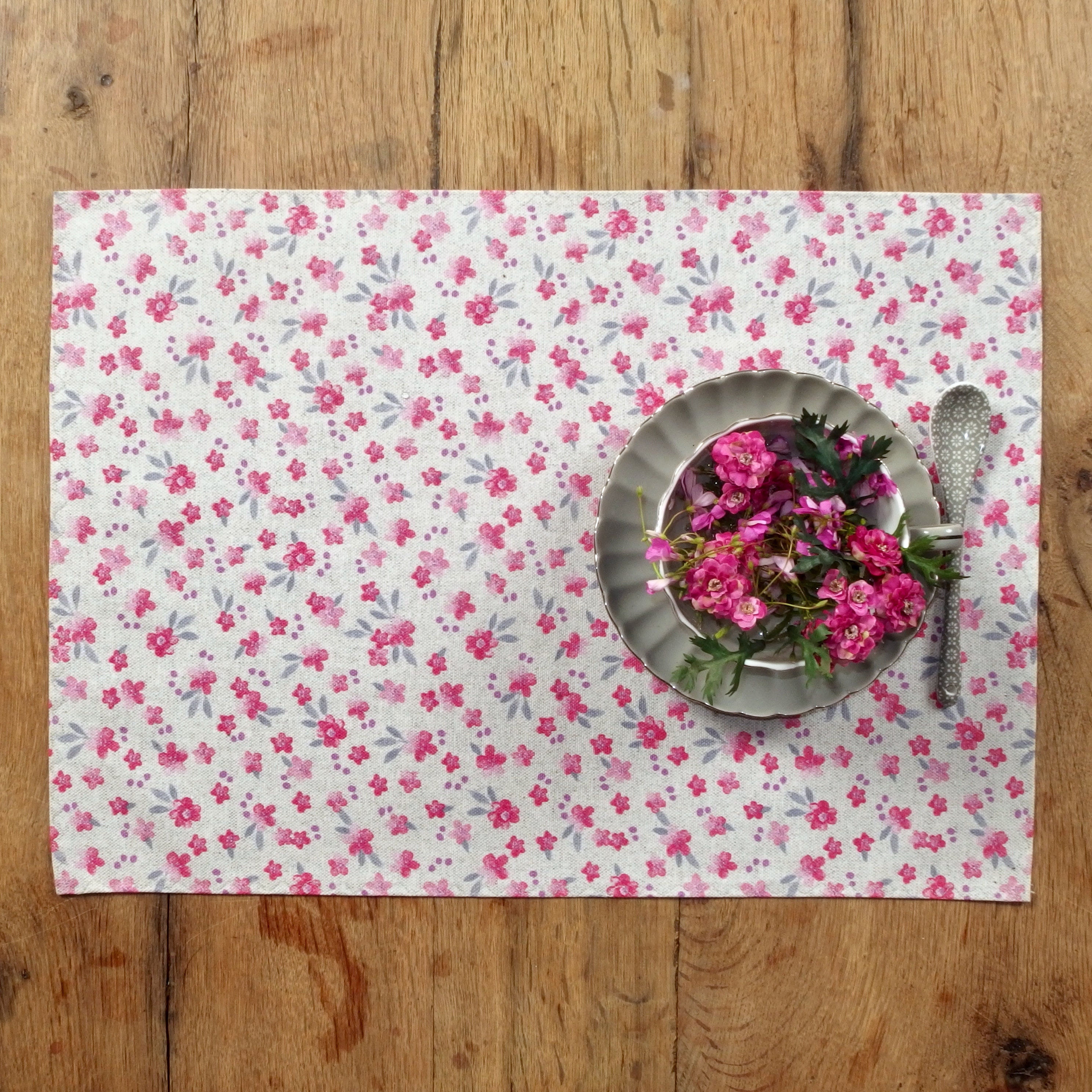 Ensemble de Deux Napperons Enduits avec Des Fleurs Rouges Dans Un Mélange Polyester Coton Qui Est Fa