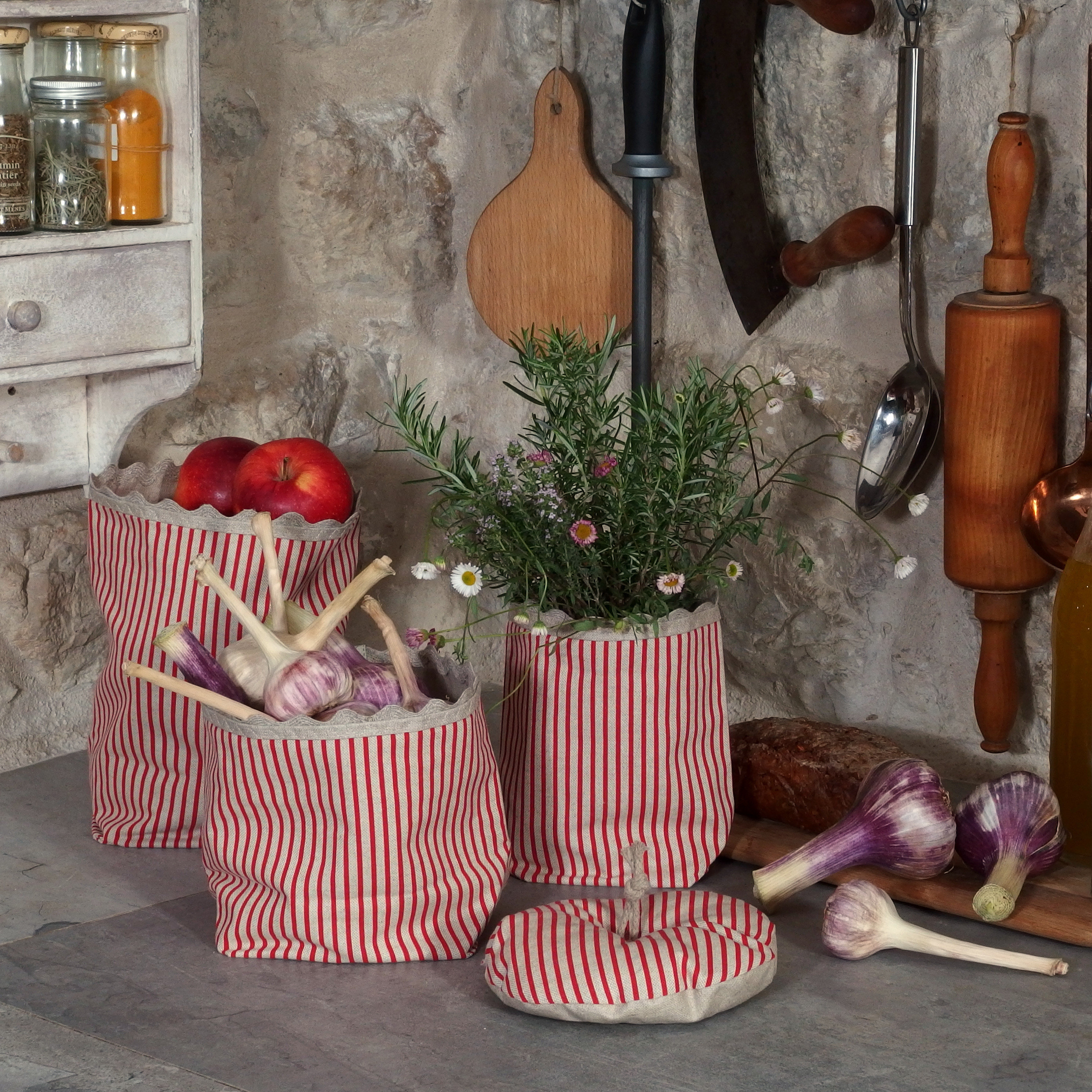 Panier en Tissu avec Des Rayures Rouges, Enduit à L'intérieur, Pour Le Pain, Pain Grillé, Les Légume