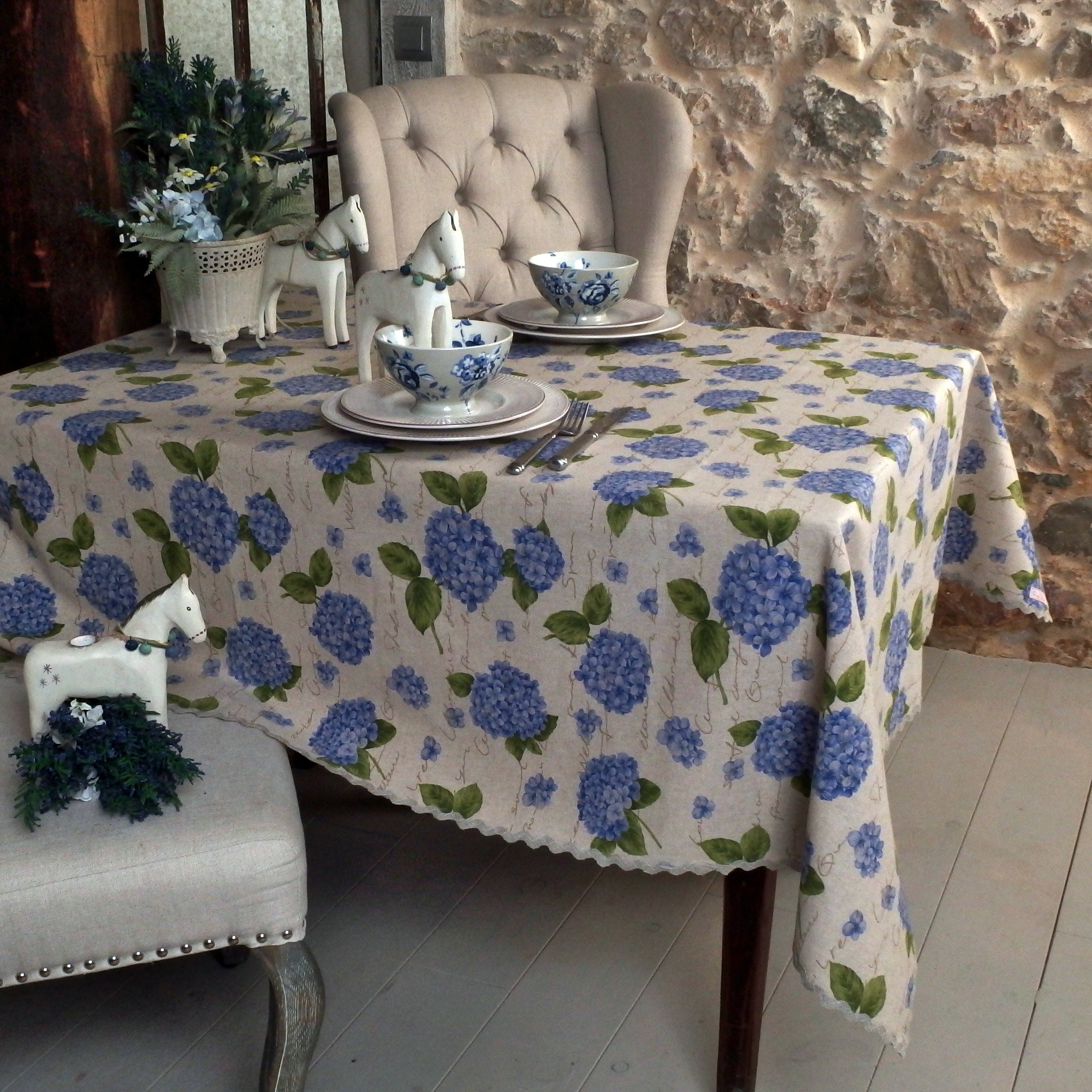 Nappe avec Des Fleurs d'hortensia Bleues et Du Texte Dans Un Mélange de Polyester Coton d'aspect Lin