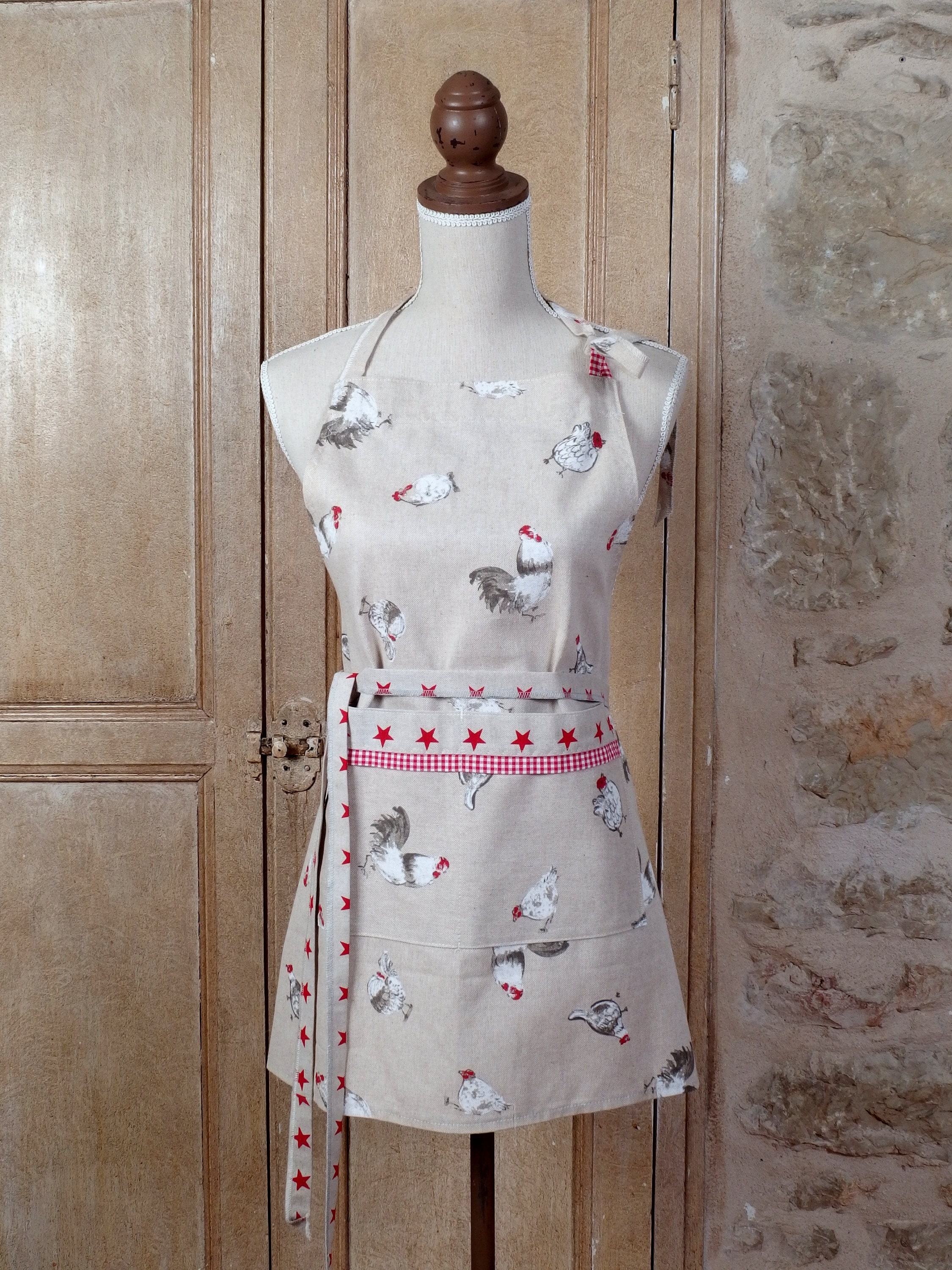 Tablier Pour Femmes avec Poche. Mélange Coton/Polyester. Poulets et Coq sur Le Regard de Lin, Gingha