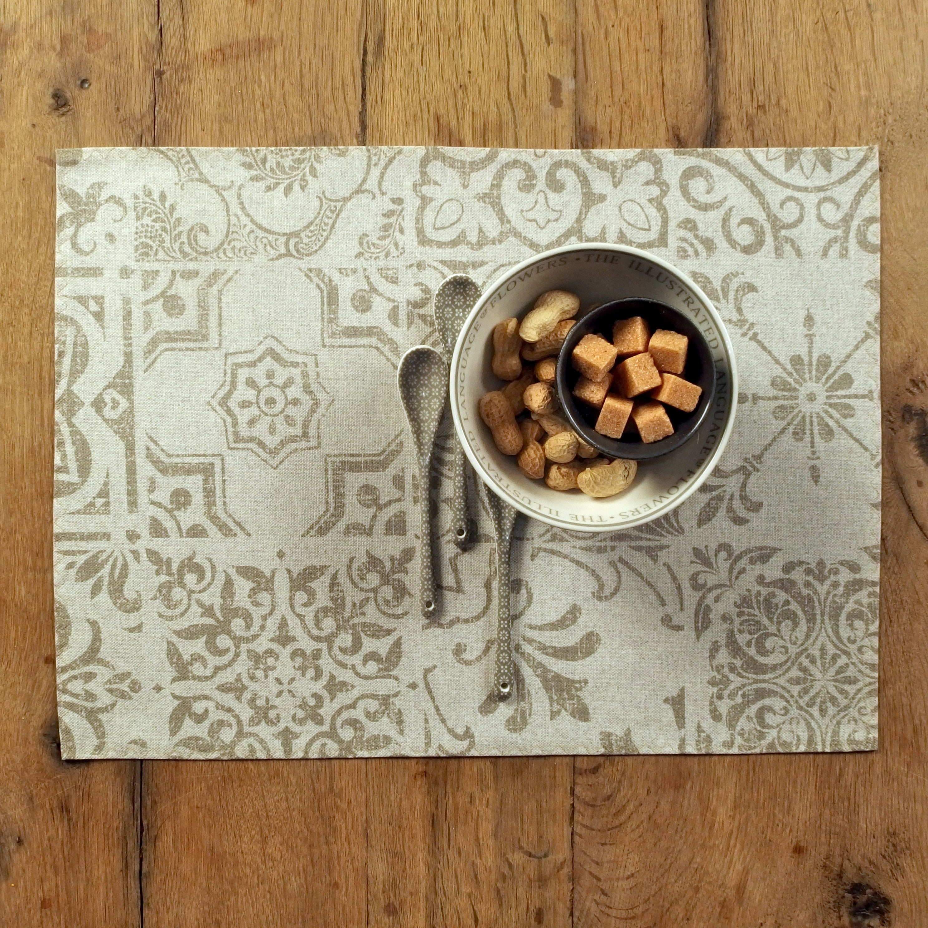 Ensemble de Deux Napperons Enduits avec Un Motif Tuile Beige Dans Mélange Polyester Coton Qui Est Fa