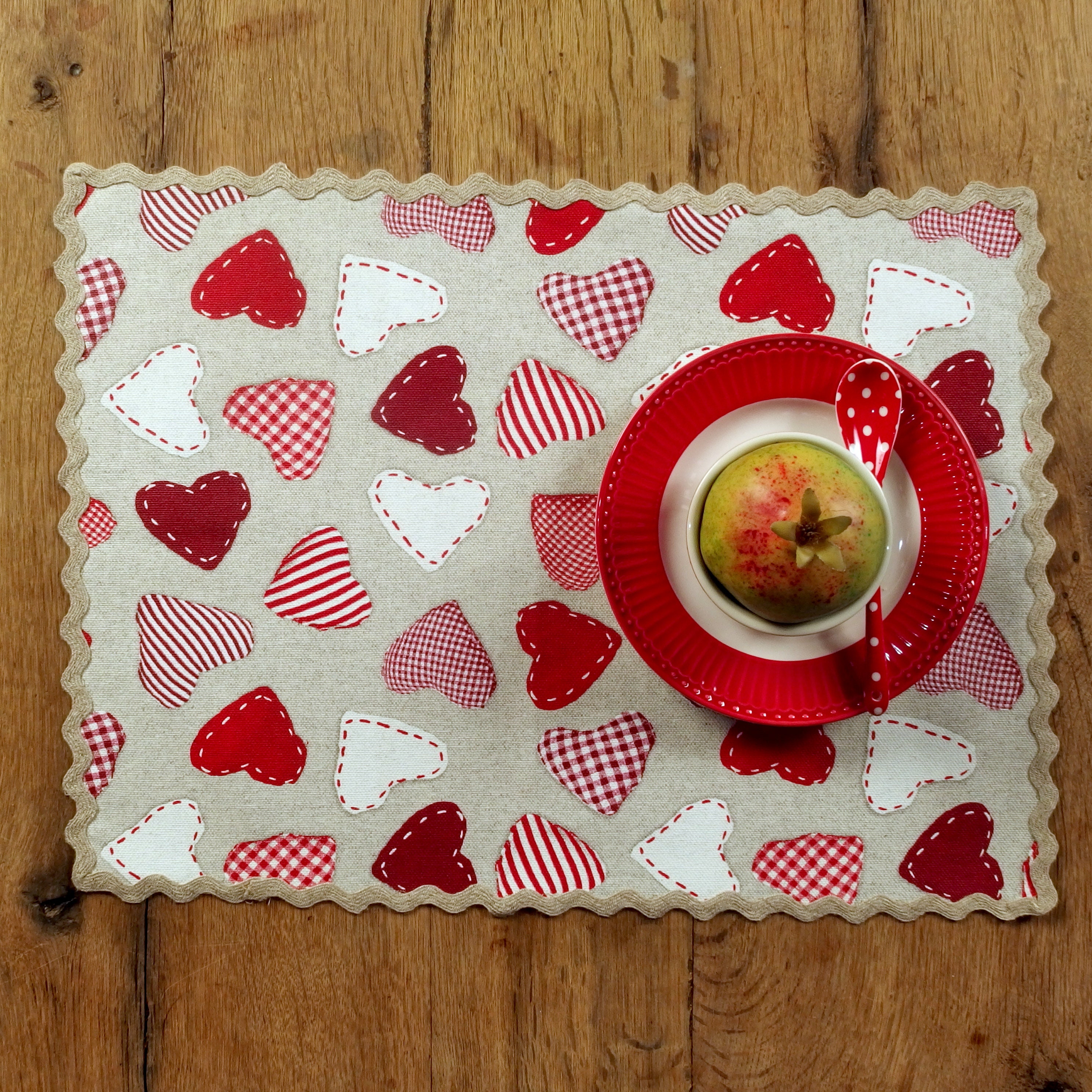 Ensemble de Deux Napperons Enduits avec Des Coeurs Dans Un Tissu Mélange Polyester Coton Qui Est Fac