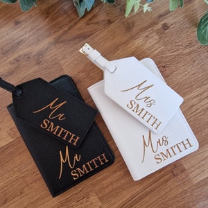 Mr & Mrs gepersonaliseerde paspoorthouderset, gepersonaliseerde paspoorthoes, gepersonaliseerd bagagelabel, reisset, huwelijkscadeau, voor hem en haar