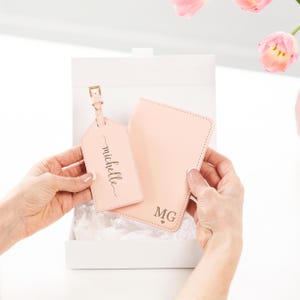 Cadeauset bruidsmeisje – gepersonaliseerde paspoorthoes en bagagelabel, cadeau vrijgezellenfeest, huwelijksaandenken, aangepaste reisset