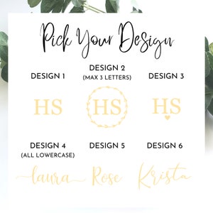 Pu&ograve; includere: Sei diverse opzioni di design per un monogramma o un nome. I design 1, 2 e 3 presentano le lettere "HS" in stili diversi. I design 4, 5 e 6 presentano i nomi "laura", "Rose" e "Krista" in uno stile di scrittura a mano.