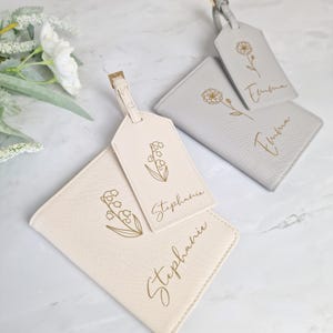Personalisierte Passhülle mit Geburtsblume, personalisierte Passhülle, personalisierter Gepäckanhänger, Reiseset, Geschenk für sie, Hochzeit