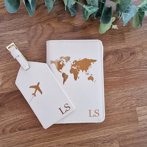 Conjunto personalizado de titulares de pasaportes, cubierta de pasaporte personalizada, etiqueta de equipaje personalizada, conjunto de viaje, dama de honor, regalo para ella, boda, mapa imagen 1