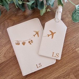 Personalisierter Passhalter-Set, personalisierte Passhülle, personalisierter Gepäckanhänger, Reiseset, Geschenk für sie, Hochzeit, Flugzeug