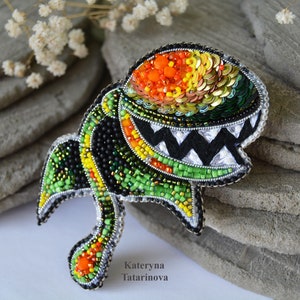 Beaded Venus Flytrap Brooch, Surreal Tropical Flower Lapel Pin, Botanical Jewelry