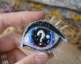 Broche de ojos azules