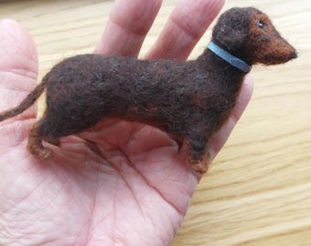 Perro salchicha de fieltro de aguja