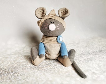 Jouet en molleton de souris en peluche fait à la main. Peluche nouveau-né. Cadeau de pépinière pour baby shower