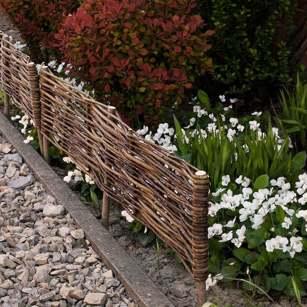 Un ensemble de cinq clôtures en osier pour le jardin, clôture naturelle, clôture décorative en osier, palissade de jardin