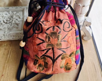 Bolso de algodón con flores bordadas vintage, estilo bohemio, colorido, de verano, único, con cordón y diseño único.