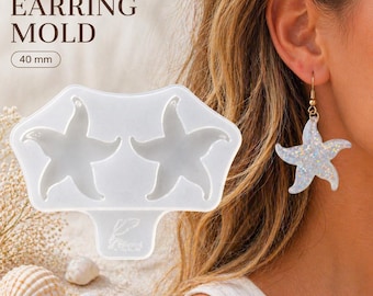 Könnte beinhalten: Eine transparente Silikon-Ohrringform mit zwei Seesternformen, neben einem fertigen glitzernden Seestern-Ohrring. Die Form ist mit "EARRING MOLD" und "40 mm" beschriftet. Der Ohrring hängt an einem goldfarbenen Haken.