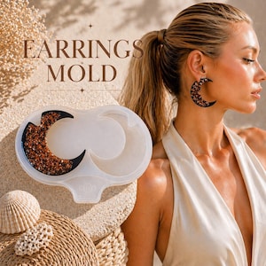 Könnte beinhalten: Eine weiße Silikon-Ohrringform mit einem Halbmond-Design, neben einer Frau, die ein Paar passende Ohrringe trägt. Die Ohrringe und die Form sind mit einem glitzernden, kupferfarbenen Material gefüllt. Der Text "EARRINGS MOLD" steht oben.