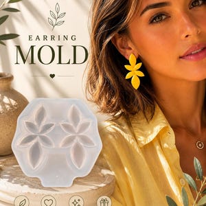 Può includere: Uno stampo in silicone traslucido per orecchini con due cavità identiche a forma di foglia. Lo stampo è progettato per la creazione di gioielli e riporta il testo EARRING MOLD, UNIQUE DESIGN, PERFECT FOR RESIN, PREMIUM SILICONE e FOR DIY JEWELRY.