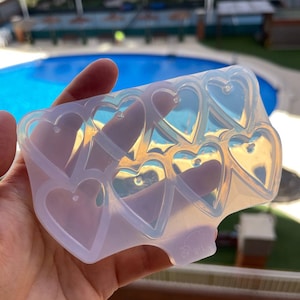 Herz Ohrringe aus Silikon. Gießform für Epoxyd und UV Harz.