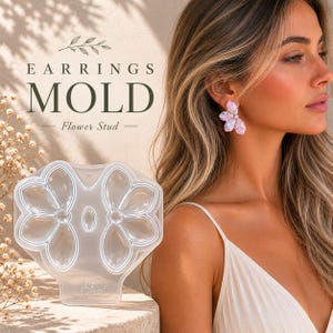 Peut inclure: Un moule à boucles d'oreilles transparent en forme de fleur avec le texte "EARRINGS MOLD - Flower Stud". L'image montre également une femme portant une boucle d'oreille en forme de fleur. Le moule est conçu pour créer des clous d'oreilles.