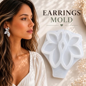 Peut inclure: Une femme porte une boucle d'oreille scintillante. Un moule à boucles d'oreilles transparent en forme de fleur est affiché à côté de la femme. Le texte "EARRINGS MOLD" est au-dessus du moule.