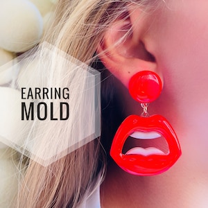 Peut inclure: Boucles d'oreilles en forme de lèvres rouges avec une petite boucle d'oreille ronde rouge au-dessus. Les boucles d'oreilles sont portées par une personne aux cheveux blonds. Le texte "EARRING MOLD" est dans un cadre blanc.