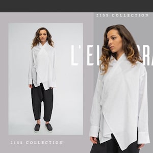 Könnte beinhalten: Zwei Models tragen weiße Langarmhemden mit einem drapierten Design. Die Hemden werden mit schwarzen Hosen kombiniert. Der Text "L'ELEGANT" ist im Hintergrund sichtbar.