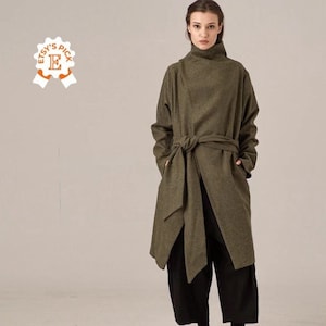 Puede incluir: Un abrigo largo de color verde oliva con cuello alto y cinturón de anudar. El abrigo está hecho de una tela suave y texturizada y tiene un corte holgado.