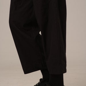 Pantalon ample minimaliste, pantalon ballon court ample, pantalon gaucho noir de style japonais, pantalon d'été ample avec plis image 6