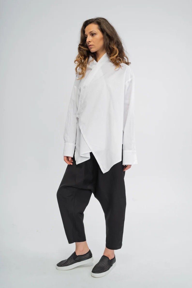 Minimalist Asymmetric Tunic Top, Cotton or Linen Kimono Style Shirt, White Shirt for Ladies, Extravagant Shirt, High Low Button Up Tunic imagem 3