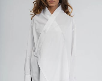 Minimalistisches asymmetrisches Tunika-Oberteil, Baumwolle oder Leinen im Kimono-Stil, weißes Hemd für Damen, extravagantes Hemd, High-Low-Tunika mit Knöpfen