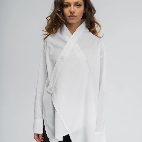 Haut tunique asymétrique minimaliste, chemise de style kimono en coton ou en lin, chemise blanche pour femme, chemise extravagante, tunique boutonnée haute