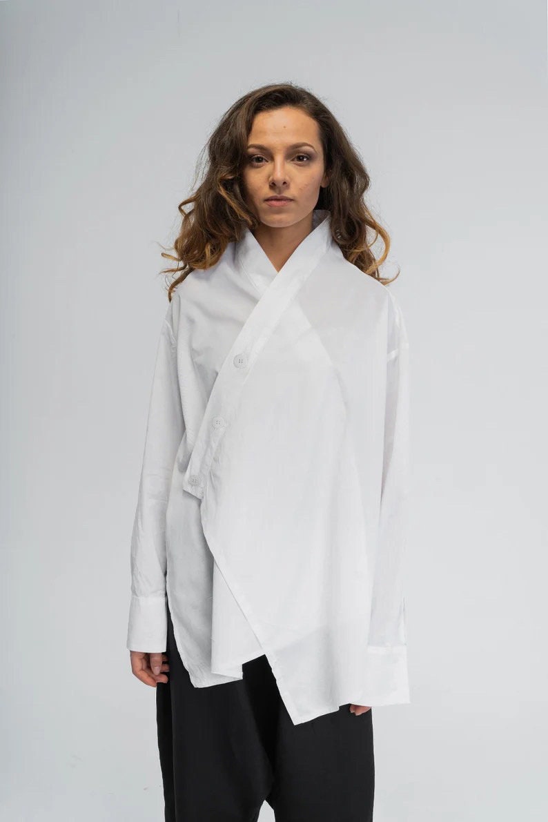 Minimalist Asymmetric Tunic Top, Cotton or Linen Kimono Style Shirt, White Shirt for Ladies, Extravagant Shirt, High Low Button Up Tunic imagem 1