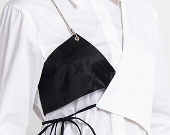 Blusa asimétrica blanca de algodón, detalle cruzado negro, camisa vanguardista