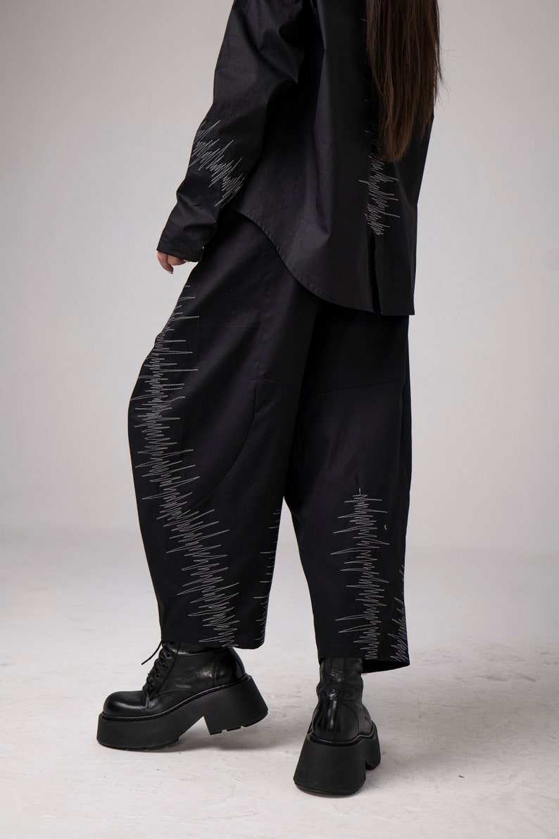 Pantalon ample d'inspiration japonaise avec broderies faites à la main, pantalon court noir, pantalon gaucho ample en coton froncé, pantalon jupe-culotte pour femme image 2