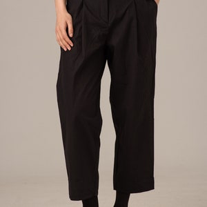 Pantalon ample minimaliste, pantalon ballon court ample, pantalon gaucho noir de style japonais, pantalon d'été ample avec plis image 4