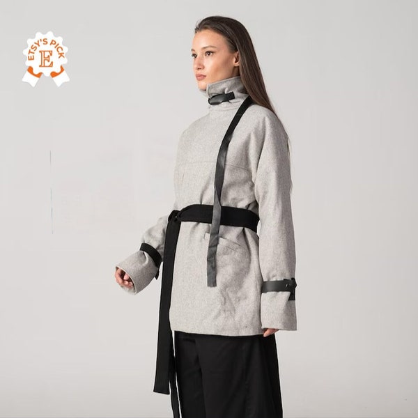 Gezellige wollen jas met zakken, voering en riem, dekenblazer in Japanse stijl, avantgarde jasje, nekverwarmende overjas met leren details
