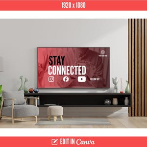 Puede incluir: Un sal&oacute;n moderno con un televisor de pantalla plana grande que muestra las palabras "STAY CONNECTED" e iconos de redes sociales. Un sill&oacute;n gris, un taburete peque&ntilde;o y objetos decorativos est&aacute;n dispuestos frente a una pared blanca.