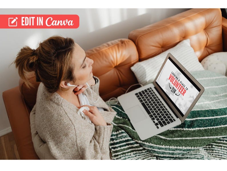Puede incluir: Una persona con un su&eacute;ter beige usando una computadora port&aacute;til en un sof&aacute; de cuero marr&oacute;n. La pantalla de la computadora port&aacute;til muestra el texto "LOOKING A PLACE TO VOLUNTEER" en rojo y negro. La imagen tambi&eacute;n incluye un bot&oacute;n rojo "EDIT IN Canva".
