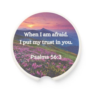 Può includere: Sottobicchiere rotondo per auto con un design paesaggistico con un tramonto sulle montagne e fiori rosa. Il testo recita: "Quando ho paura. Ripongo la mia fiducia in te. Salmi 56:3."