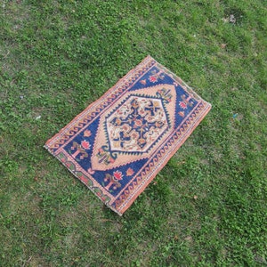 Vintage Oushak Rug: Turkish Wool Small Rug (22&#39;&#39;x37&#39;&#39;)